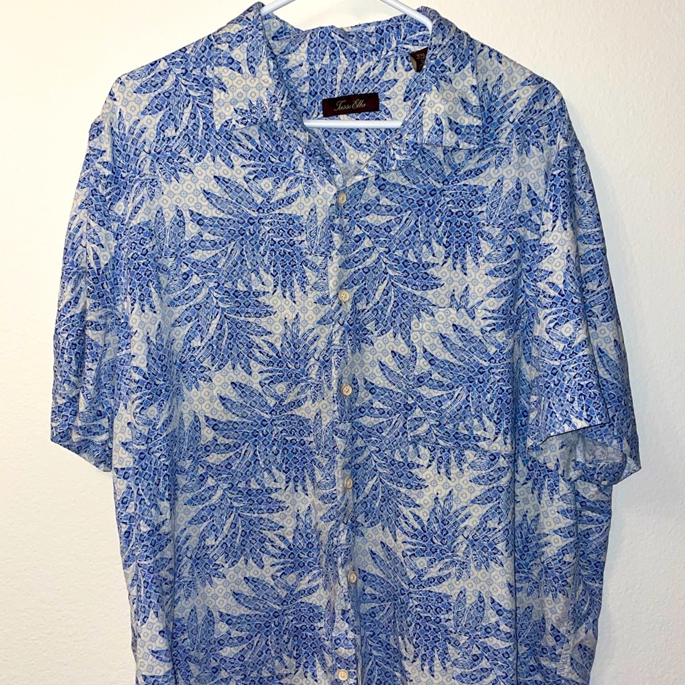 Tasso Elba XXL Short Sleeve Button up blue, light blue and white palm details.